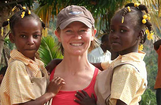 Dr.-Tiffany-Keenan-with-children-in-Haiti